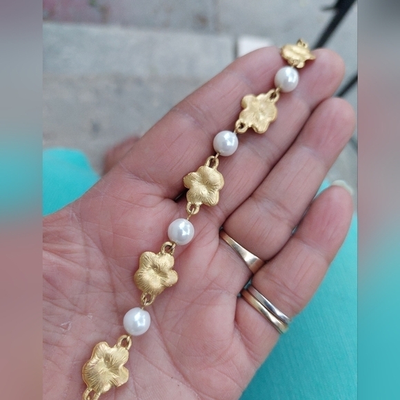 Vintage Jones Wear Faux Pearl and Gold-tone Rossettes Bracelet - Picture 5 of 6